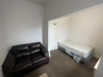 Well Presented Refurbuished Double Room Main Photo