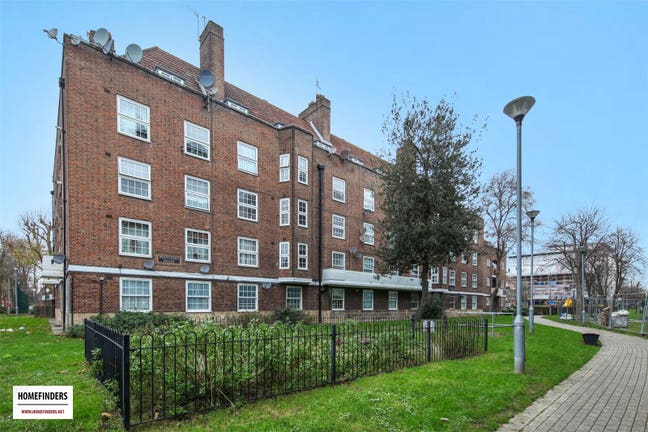 A Spacious 3 Bedroom Flat Located on Stamford Hill Main Photo