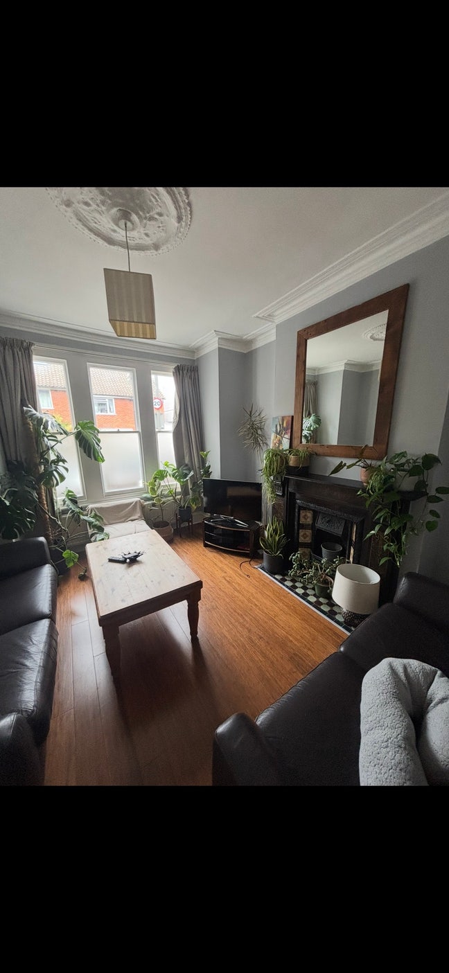 Bright double bedroom 2 mins from Clapham Common ✨ Main Photo
