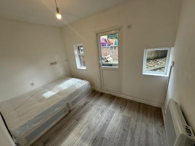 Room with private kitchen and garden Wembley (HA0) Main Photo