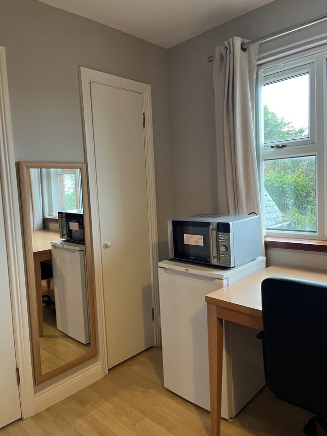 Large single room for rent  Main Photo