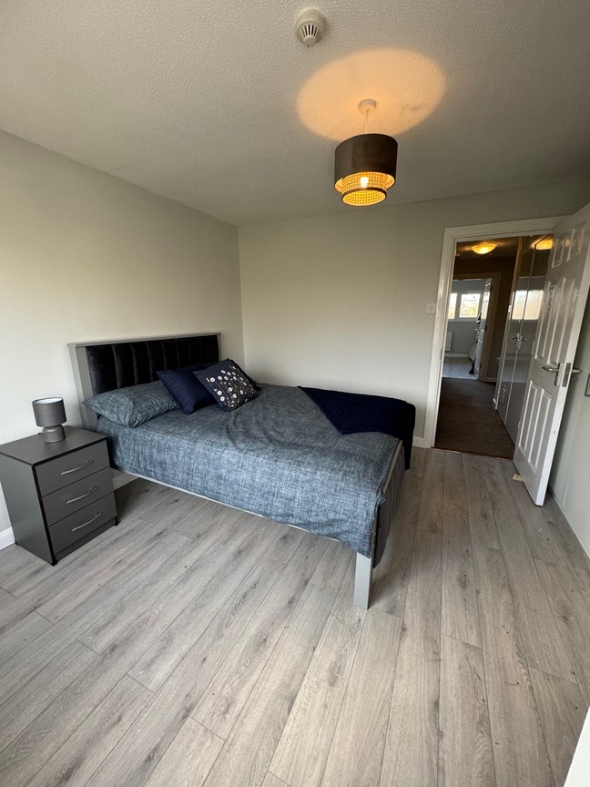 Spacious and clean Double Bedroom on Oldbrook Blvd Main Photo