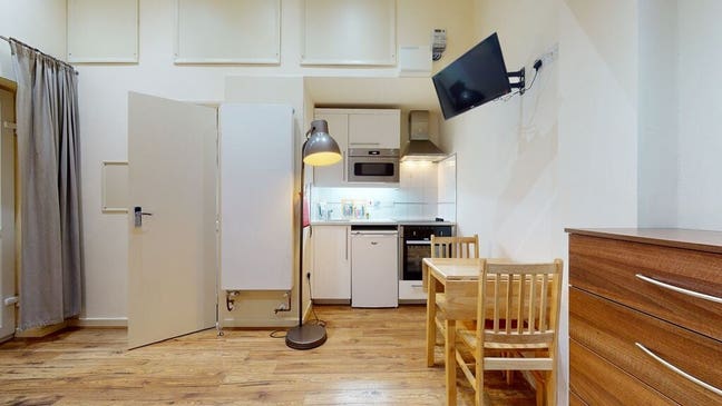A bright, spacious studio in Willesden Green. Main Photo