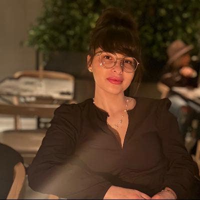 Hi,    My name is Nicoleta and I’m a sing... Main Photo