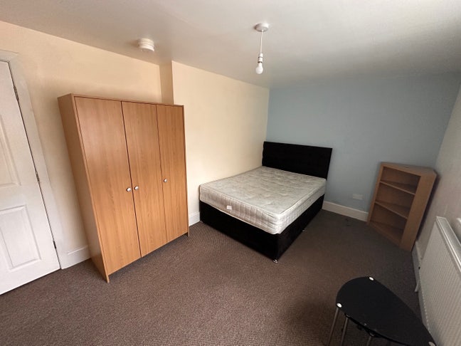 Nice Double Room at Widnes Town Centre  Main Photo