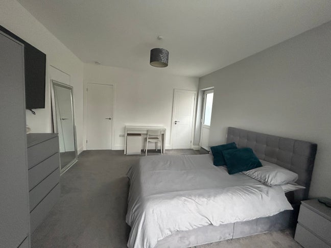 Large double bedroom with separate access Main Photo