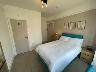 Contemporary Furnished Double Room Main Photo