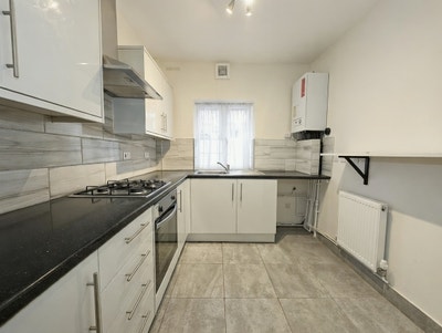 Stunning Refurbished two Bedroom flat in NW7 Main Photo