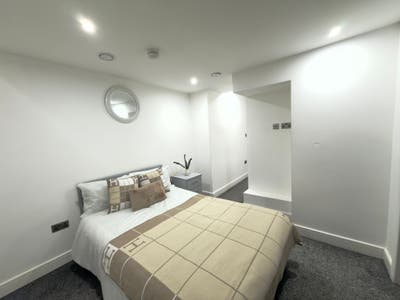Double Room with a private W/C ✨Modern 3-Bed Flat Main Photo