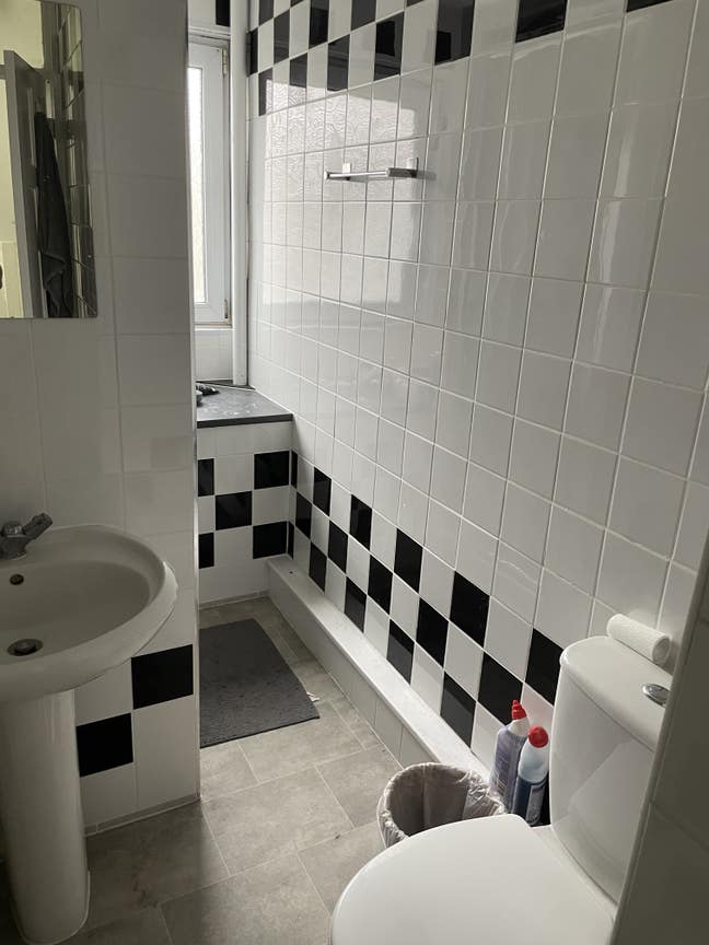 Double bed in Limehouse Main Photo