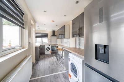 Change of tenancy for spacious 4 bed house  Main Photo