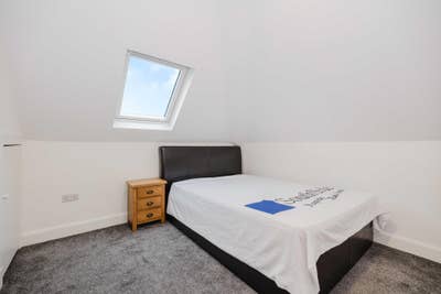 Flat Share: Double Room in Chesser Available Now Main Photo