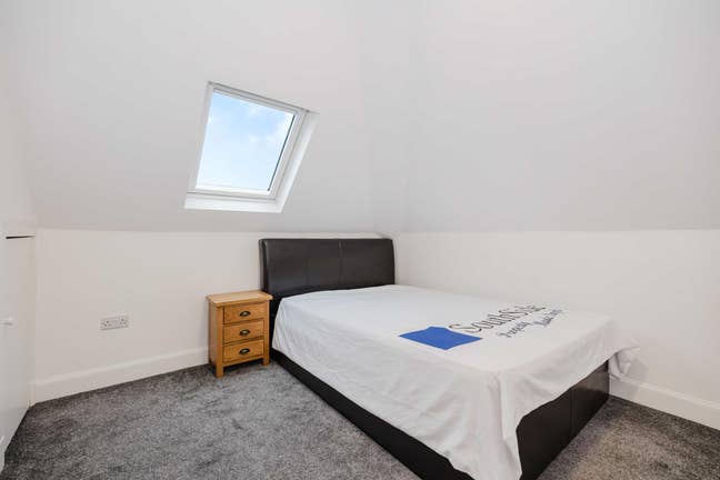 Flat Share: Double Room in Chesser Available Now Main Photo