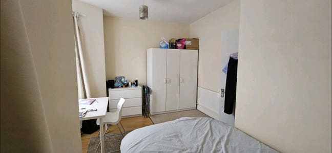 Bills inc; V large bedroom; 3 beds females ideally Main Photo