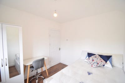Stylish Room in a Friendly House Share! Main Photo