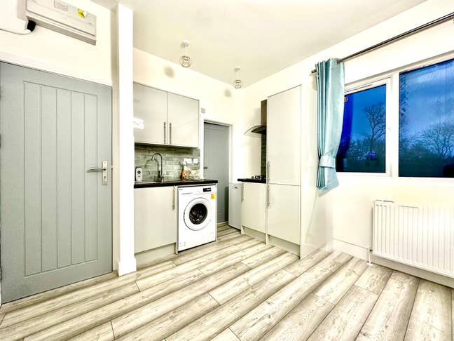 Studio to rent in Edgware HA8 Main Photo