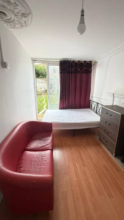 All Bills Included-Furnished-Close to Station Main Photo