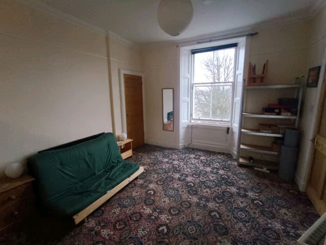 Great flat lovely big room north east facing.  Main Photo