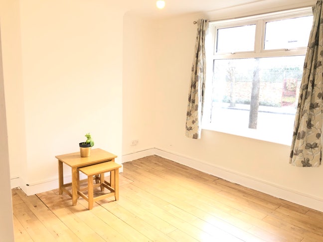 Newly Decorated 2-Bed Flat in Plumstead Main Photo
