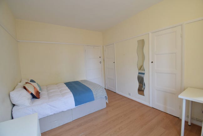 Fully Furnished Room – Move In Ready - Bills inclu Main Photo