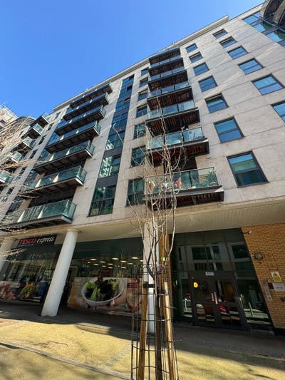 Beautiful 2-Bedroom Flat 5min Walk to Canary Wharf Main Photo