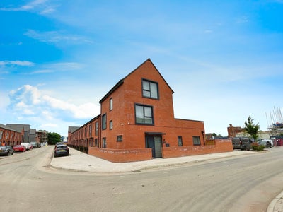 All-Inclusive Double Room! Fully Furnished & Bills Main Photo