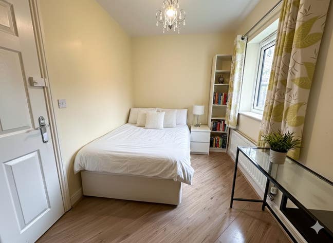  Ensuite  Double  Room  Available  in  CB4 (30G1) Main Photo