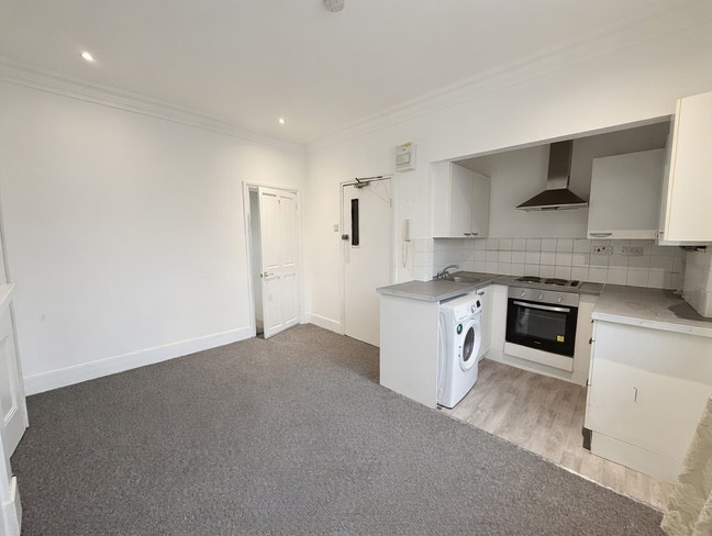 Bright one-bedroom first floor flat in E8 Main Photo