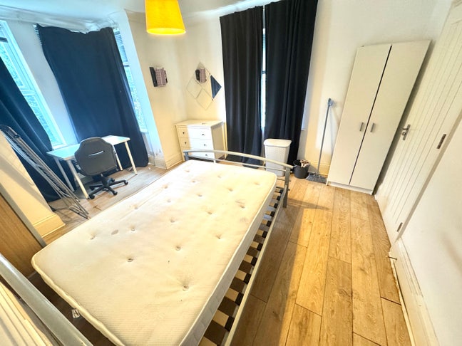 Double Bedroom In detached house.  Main Photo
