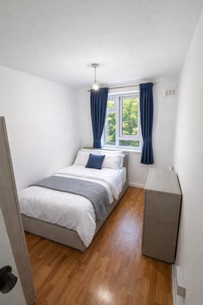 Modern & cosy room 15 minutes to Liverpool Street! Main Photo