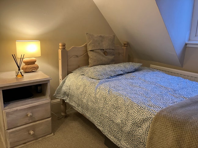 Monday to Friday room available in spacious house  Main Photo