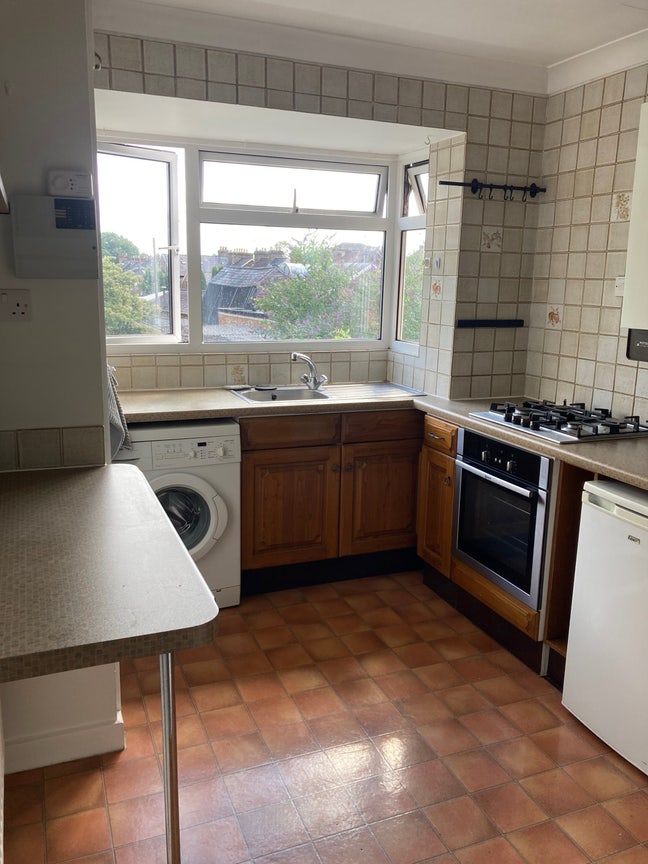 Close to Met Line - bright sunny flat Main Photo