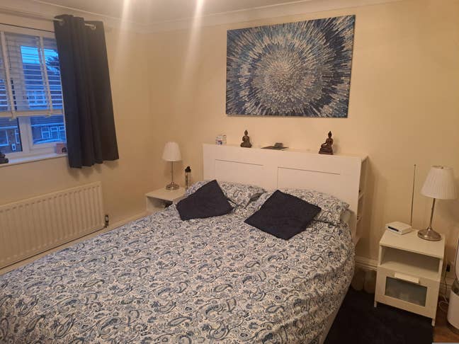 Double room with en suite shower and separate loun Main Photo