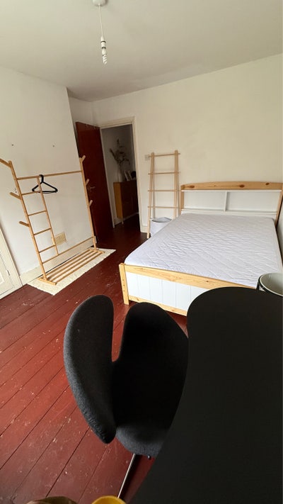 Bright Double Room I Friendly House bills included Main Photo