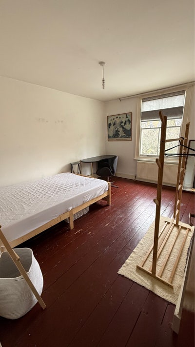 Bright Double Room I Friendly House bills included Main Photo