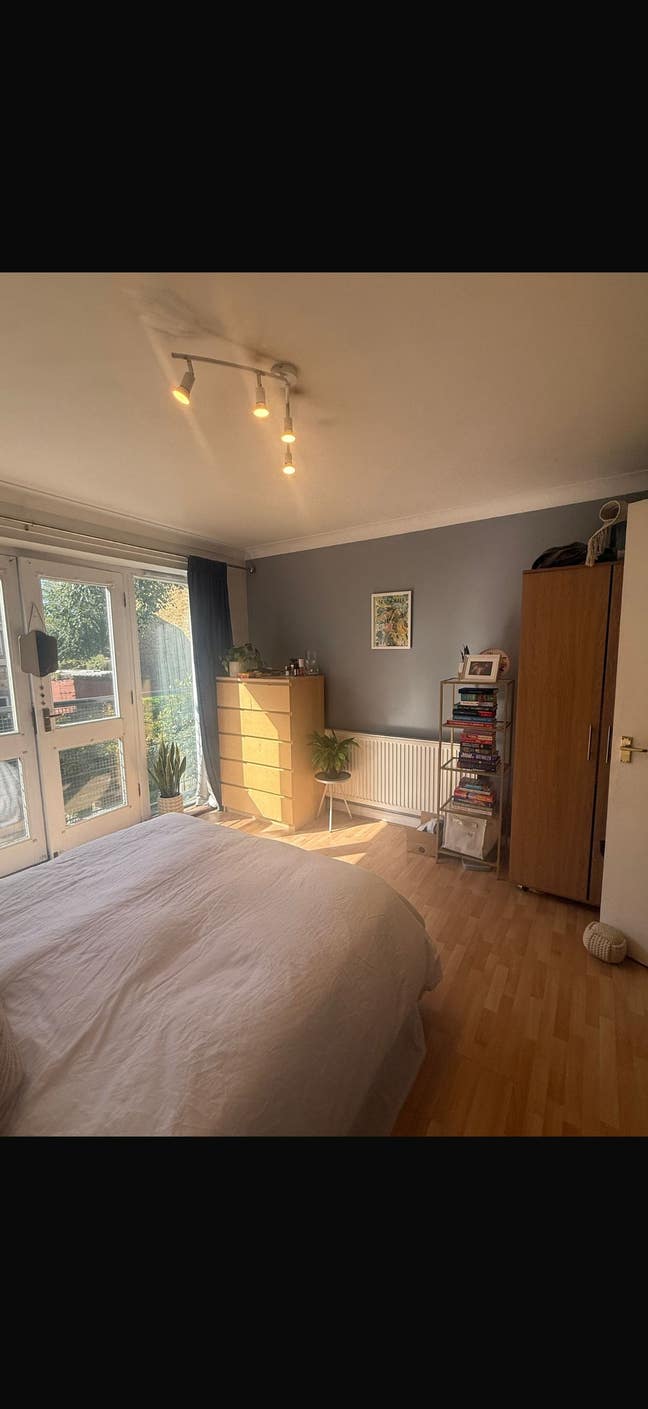 Short term sub let in friendly house  Main Photo