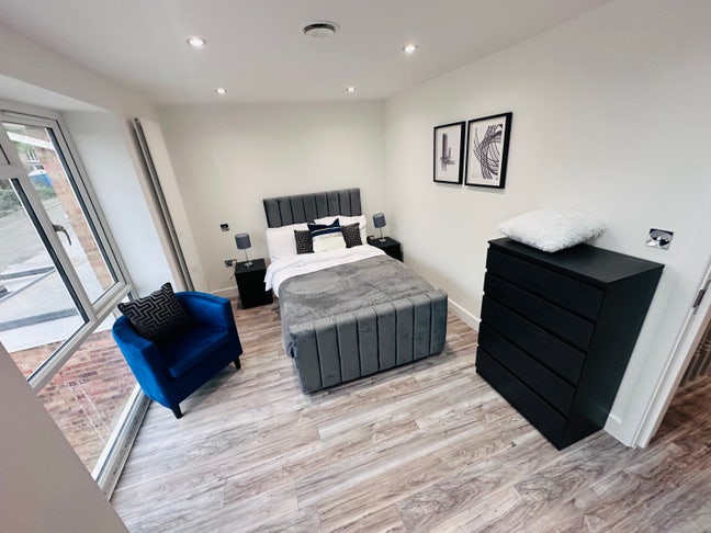 Two Double Bedrooms including bills Main Photo