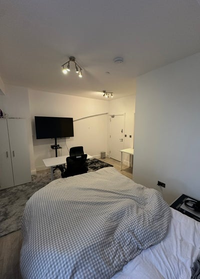 Huge double bedroom with own bathroom and wardrobe Main Photo