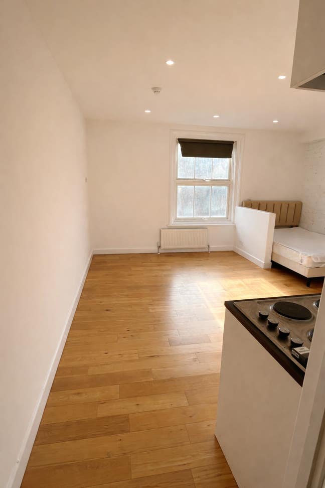 Large Studio on second floor bills incl. Main Photo