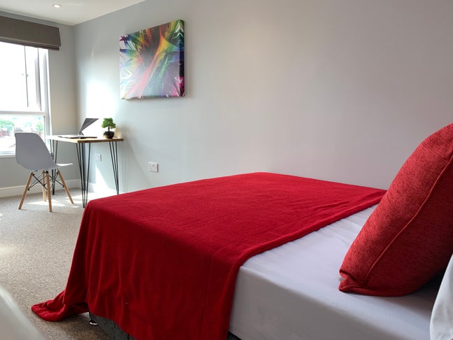 🏡 Modern Double Room – Heart of Swindon Town  Main Photo