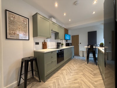 Large Studio Room - Jubilee St Main Photo