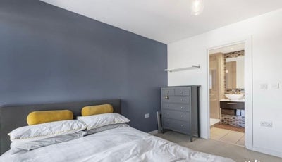 En suite room in shared flat Main Photo