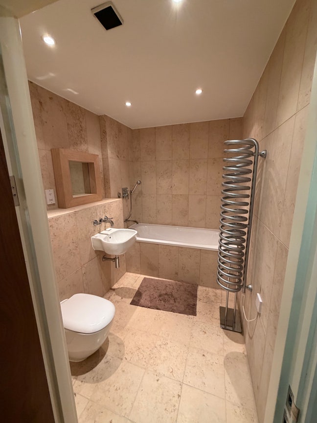 Spacious double bedroom  Main Photo