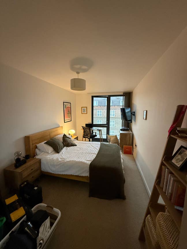 Bright, Modern Double Room in Spacious 9 Elms Flat Main Photo