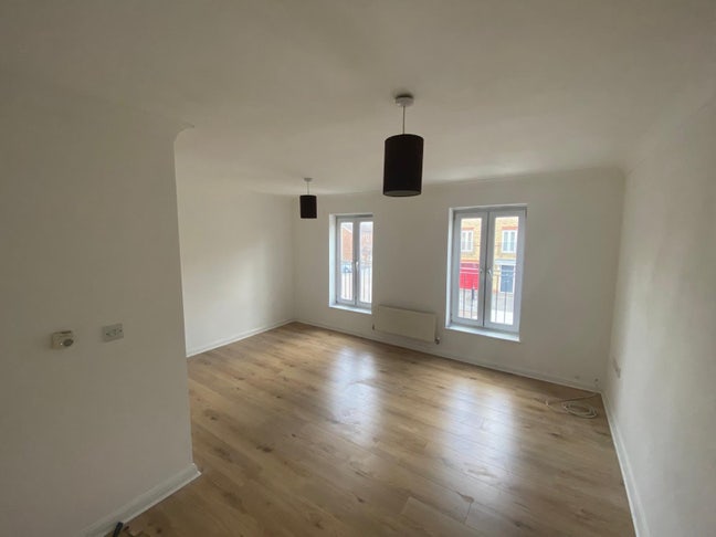 Spacious 4 Bed Terraced House Main Photo
