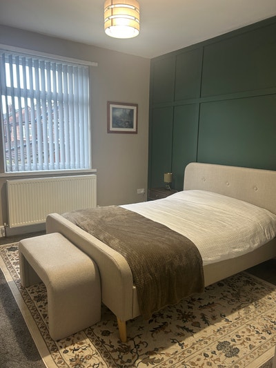 Room for Professional/Health Care Workers  Main Photo