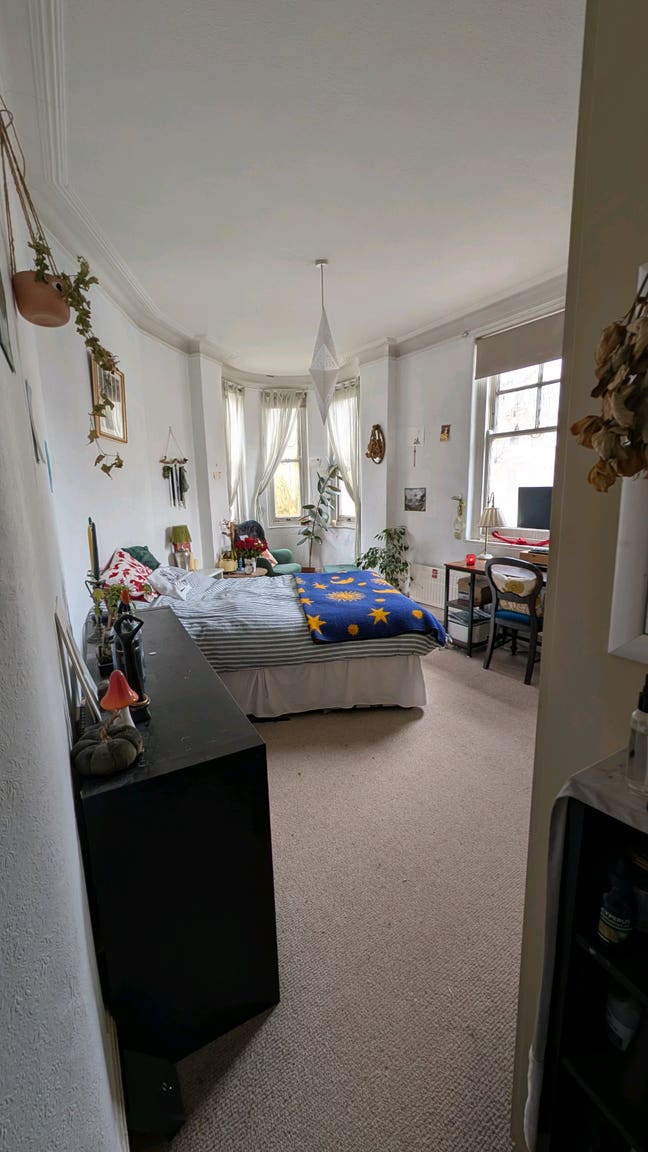 Amazing large ensuite room available  Main Photo