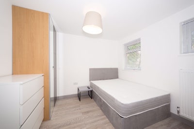 Room Available NOW Close to city and LGI Main Photo