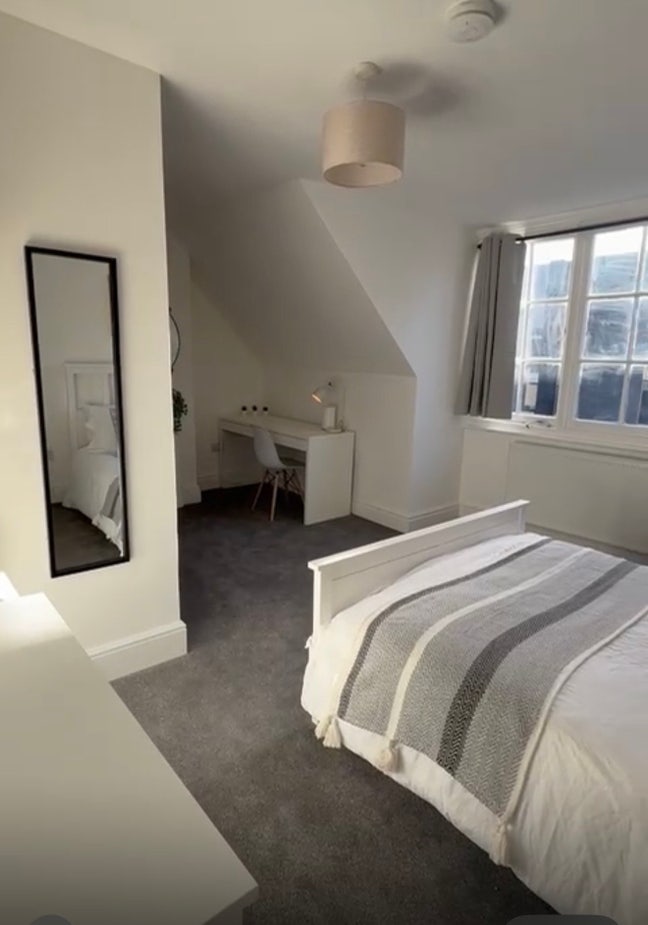 5 Star Property in the Centre of the High Street Main Photo