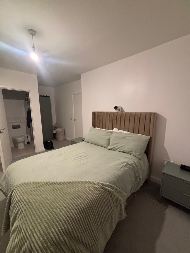 Double Bedroom w/ Ensuite in all girls flat share! Main Photo